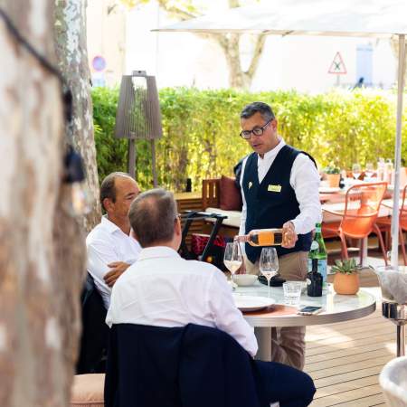 Terrasse du Restaurant Gastronomique proche d'Aix en Provence 1 étoile Michelin La Bastide Bourrelly Mathias Dandine