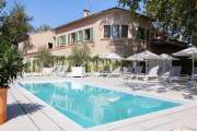 Facade de la Bastide et piscine