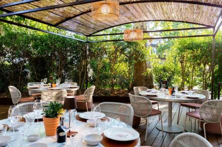 Terrasse du Restaurant Gastronomique proche d'Aix en Provence 1 étoile Michelin La Bastide Bourrelly Mathias Dandine 