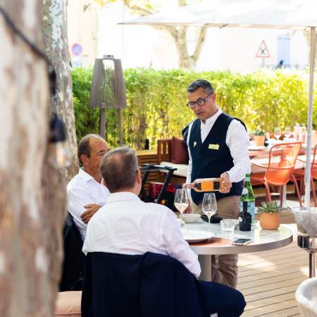 Terrasse du Restaurant Gastronomique proche d'Aix en Provence 1 étoile Michelin La Bastide Bourrelly Mathias Dandine 