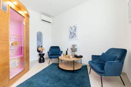 5-star Hotel with pool and patio near Aix-en-provence