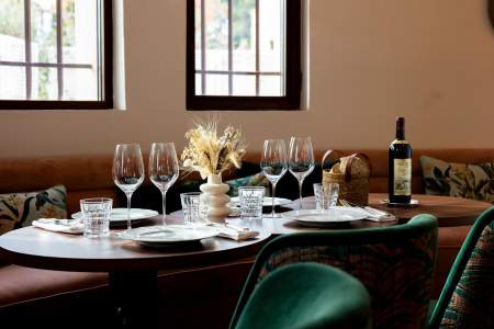 Salle du Restaurant Gastronomique proche d'Aix en Provence 1 étoile Michelin La Bastide Bourrelly Mathias Dandine