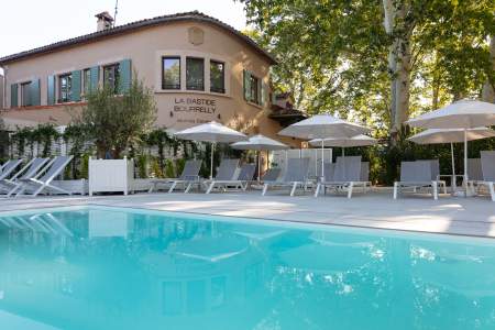 Hôtel 5 étoiles avec piscine et terrasse près d'aix-en-provence